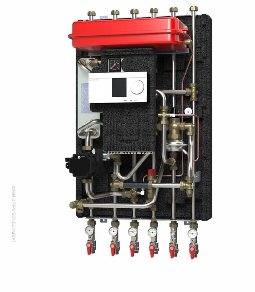 Danfoss Hausstation mit mehreren Ventilen, Druckanzeigen und Steuerungselementen, an einem Wandpaneel montiert, zur Regelung von Heiz- und Wassersystemen.